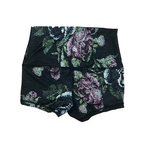 Lululemon high waisted floral 2” inseam shorts size 4 - Picture 2 of 4